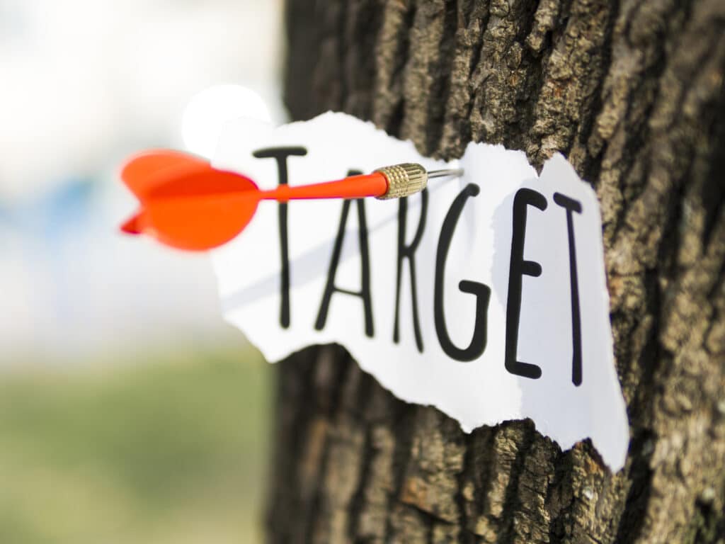 front-view-piece-paper-with-target-stuck-tree-bark-scaled_FREEPIK_Zielgruppenoptimierung